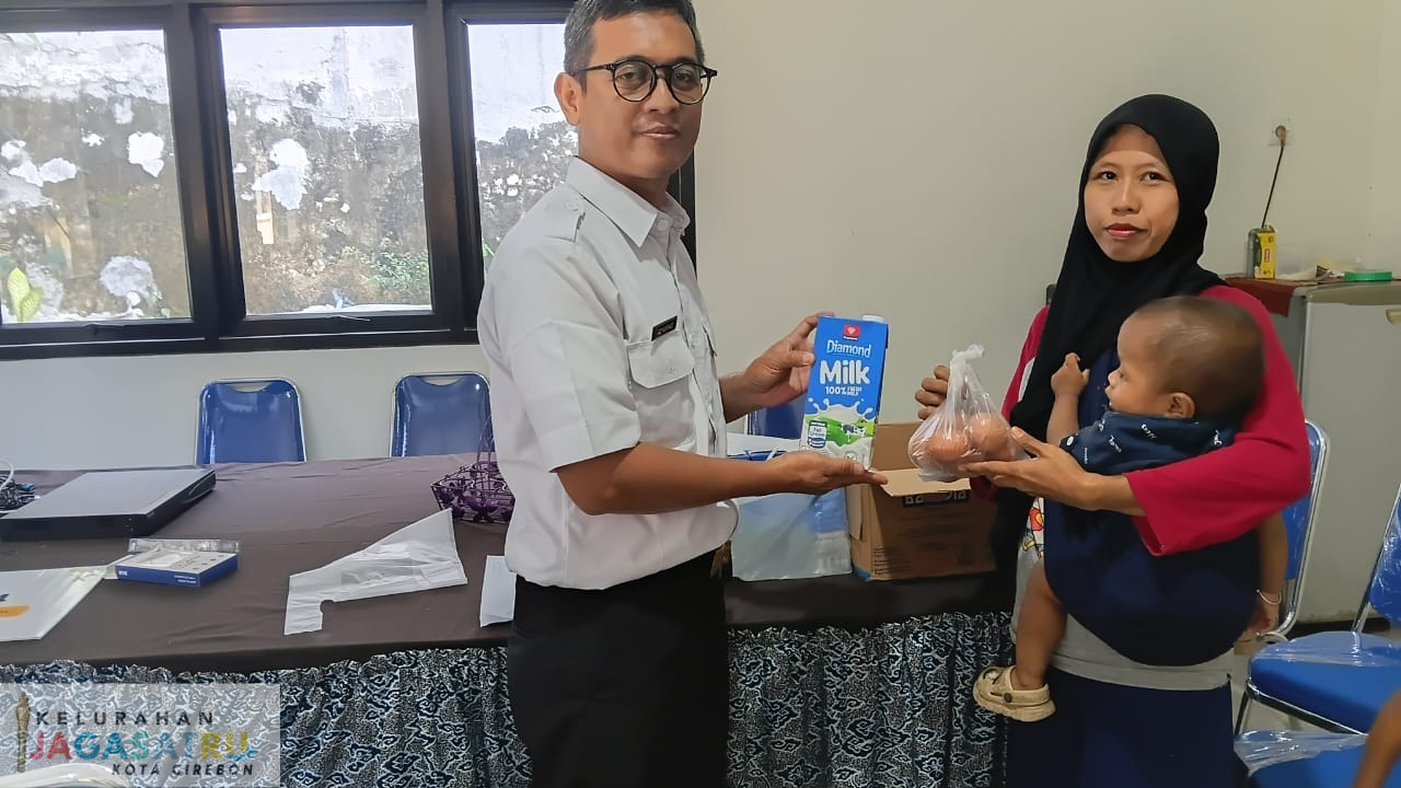 Kelurahan Jagasatru Salurkan Bantuan Program Dompet Pekalipan