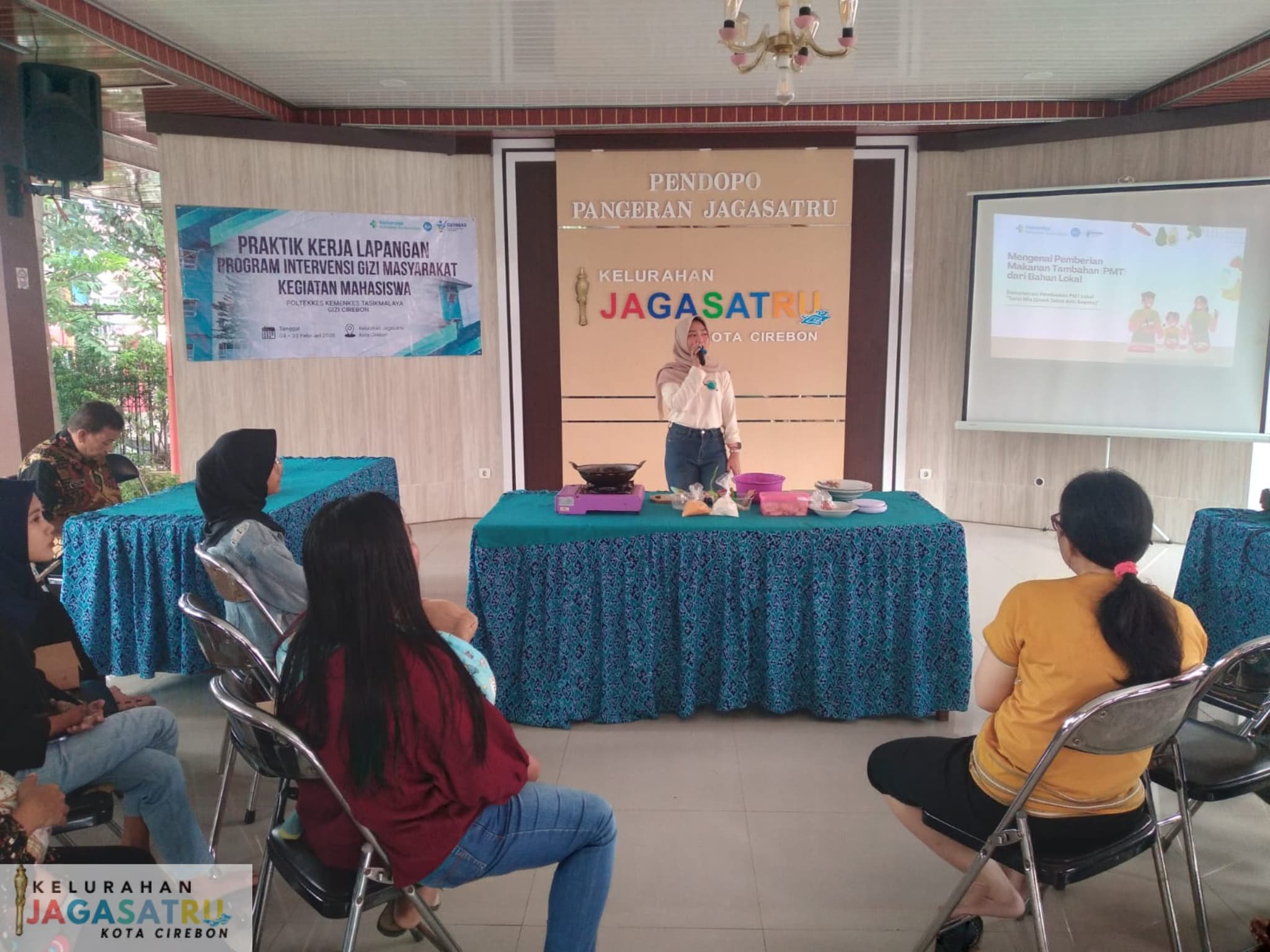 Demonstrasi Pembuatan PMT oleh Mahasiswa PKL Gizi di Kelurahan Jagasatru