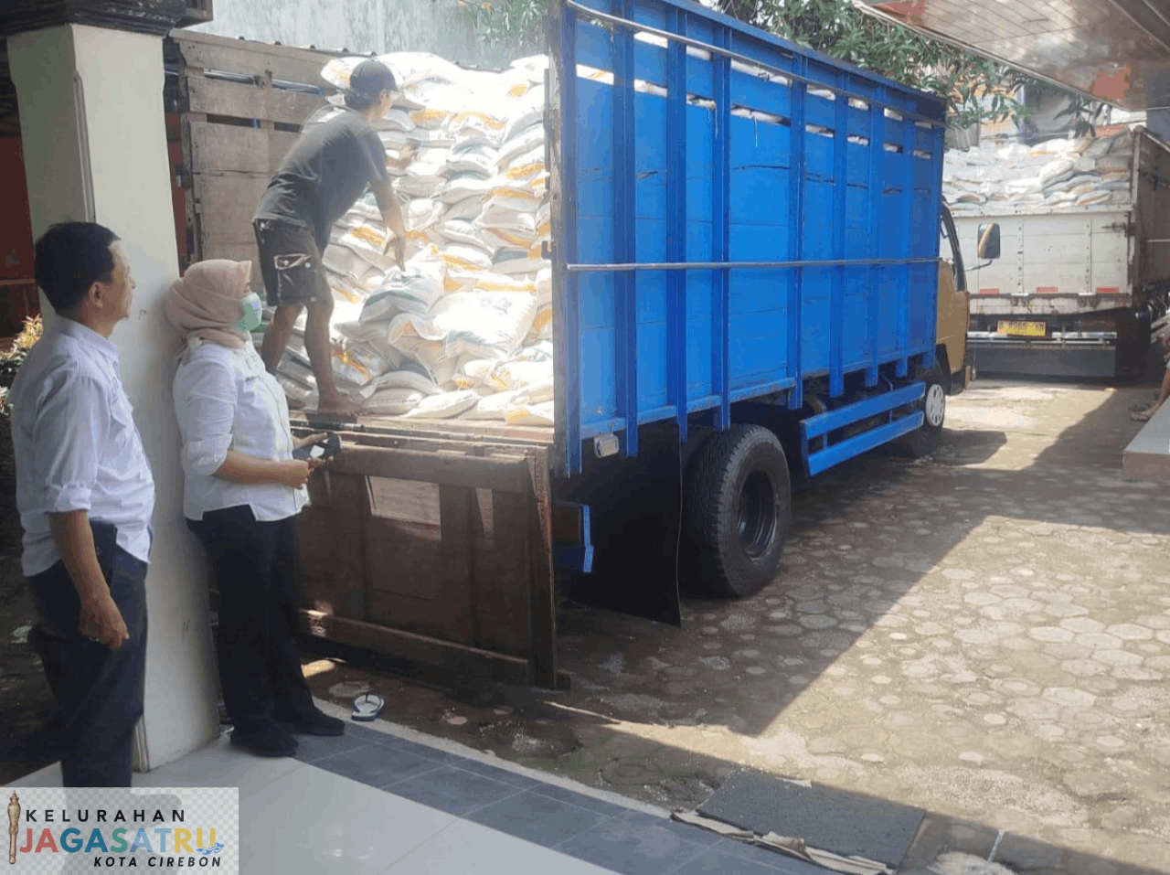 Dropping Bantuan Pangan Beras dan Minyak Goreng oleh Perum BULOG di Kelurahan Jagasatru Kota Cirebon Tahun 2026