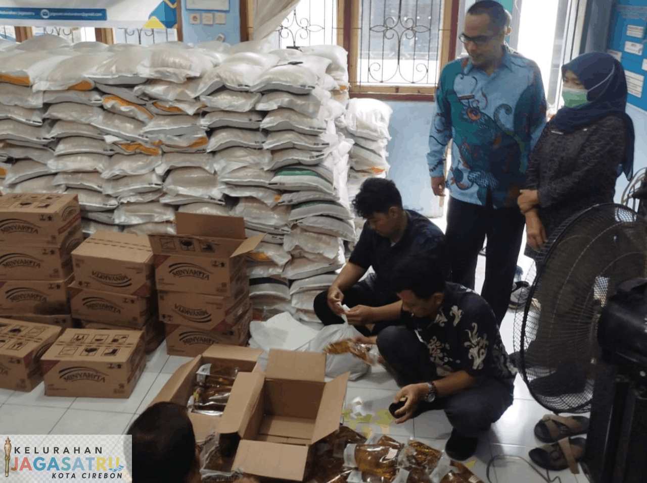 Kebersamaan dalam Persiapan Penyaluran BANPANG di Kelurahan Jagasatru