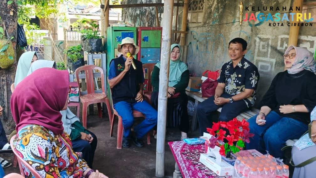 Kunjungan Ketua TP PKK Kota Cirebon ke Kampung Proklim RW 09 Kelurahan Jagasatru