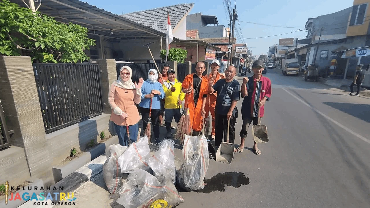 Kegiatan Kerja Bakti Gabungan SABER Kecamatan Pekalipan di Jalan Kutagara Kelurahan Jagasatru