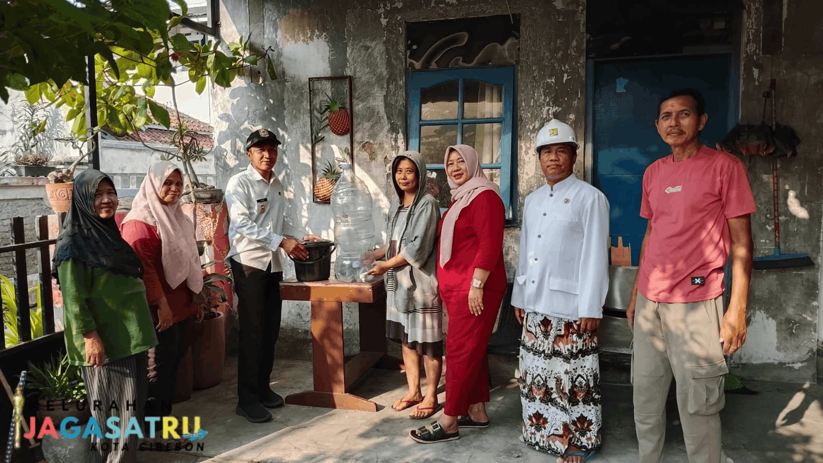Kelurahan Jagasatru Laksanakan Pembagian Tempat Sampah Organik di RW 09 Kra. Jagasatru Barat
